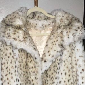 Elegant Cream Leopard Print Teddy Jacket
ST. MORITZ by SPORTOWNE size 14